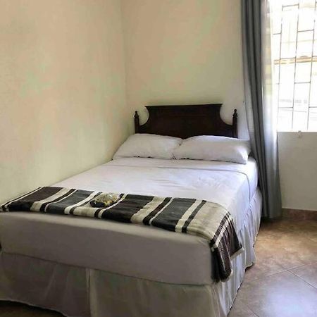 Kelly'S Studio Apartment - Rental Near Airport, Amenities And Bus Route سانت فيليب المظهر الخارجي الصورة