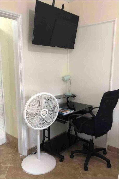 Kelly'S Studio Apartment - Rental Near Airport, Amenities And Bus Route سانت فيليب المظهر الخارجي الصورة