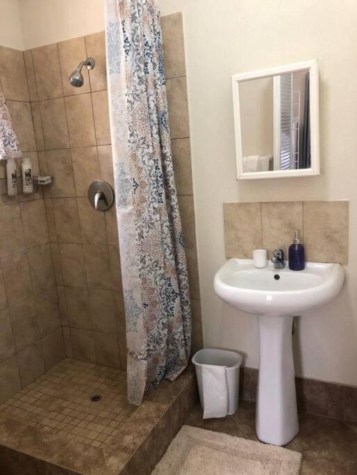 Kelly'S Studio Apartment - Rental Near Airport, Amenities And Bus Route سانت فيليب المظهر الخارجي الصورة